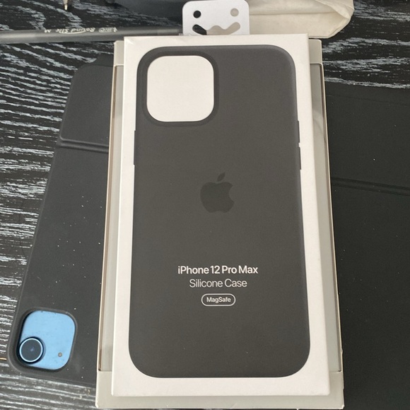 Apple Silicone Case with MagSafe for iPhone 12 mini - Midnight(New) - Picture 3 of 8